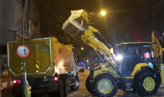 Afşin Belediyesi Sokağa Çıkma Kısıtlamasında Caddelerdeki Karı Temizledi
