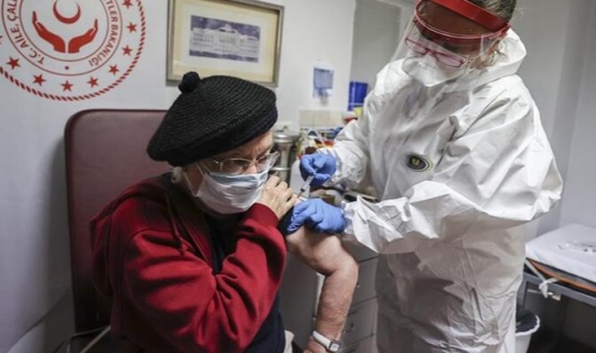 65 yaş ve üzerindeki 8 milyon kişiden 2 doz Kovid-19 aşısını yaptıranlar 'normal' hayata dönecek
