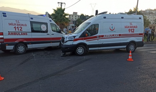 Ambulansla otomobil çarpıştı: 1 ölü, 3 yaralı
