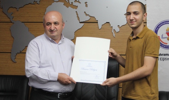 YKS'de dereceye giren öğrencilere başarı belgesi ve ödül verildi