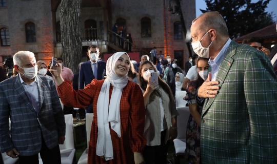  Erdoğan, Kahramanmaraş'taki şiir gecesinde gençlerle buluştu