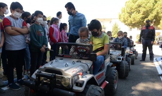 Öğrenciler "Trafik Eğitim Parkı"nda eğlenerek trafik kurallarını öğreniyor