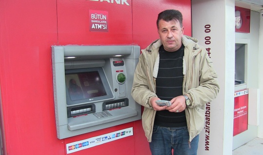 Kahramanmaraş'ta temizlik personeli ATM'de bulduğu parayı sahibine teslim etti