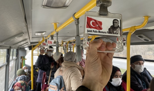 Şehitlerin ismini halk otobüsünde yaşatıyor