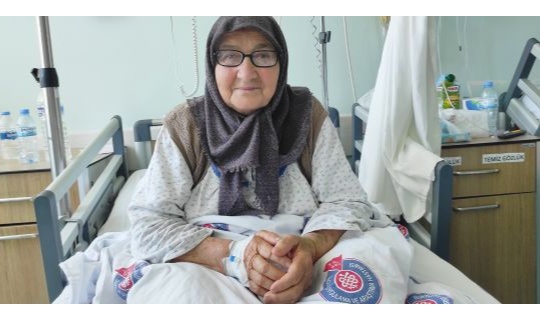 84 yaşındaki hastanın genişleyen damarları anjiyoyla tedavi edildi