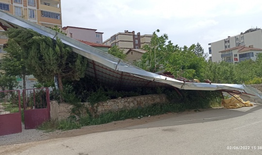 Afşin’de şiddetli rüzgar apartmanın çatısını uçurdu