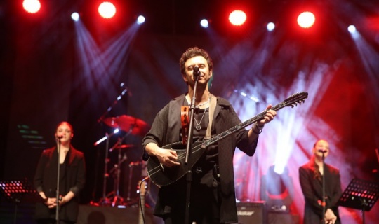 Kahramanmaraş'ta yaz konserleri kapsamında şarkıcı Buray sahne aldı