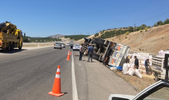 Afşin’de saman yüklü kamyon devrildi: 2 yaralı