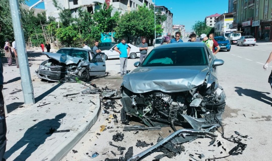 İki otomobilin çarpıştığı kazada 4 kişi yaralandı