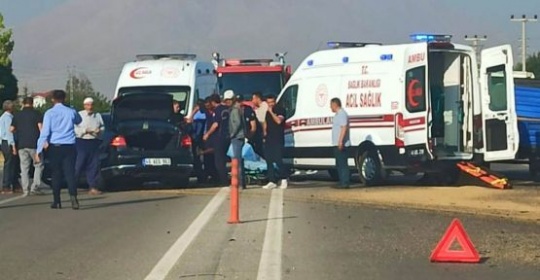 Otomobilin Traktör Römorkuna Çarpması Sonucu 4 Kişi Yaralandı
