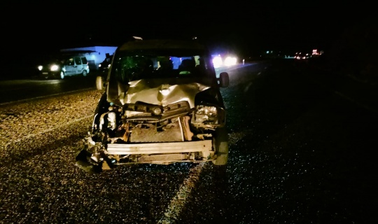 Traktör ile Hafif Ticari Aracın Çarpışması Sonucu 5 Kişi Yaralandı