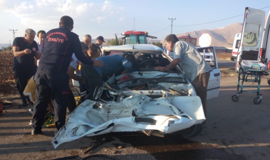 Traktörle Çarpışan Otomobildeki 1 Kişi Öldü, 1 Kişi Yaralandı