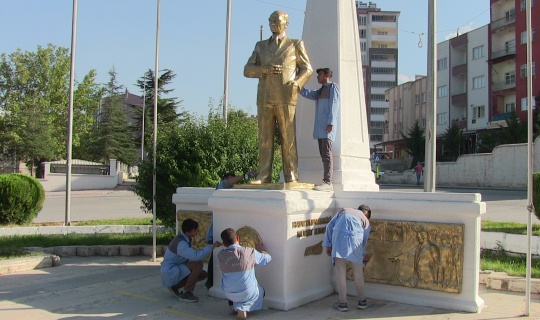 Öğrenciler Atatürk Anıtı'nda Çevre Düzenlemesi Yaptı