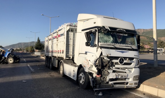 Tır ile Çarpışan Traktörün Sürücüsü Ağır Yaralandı
