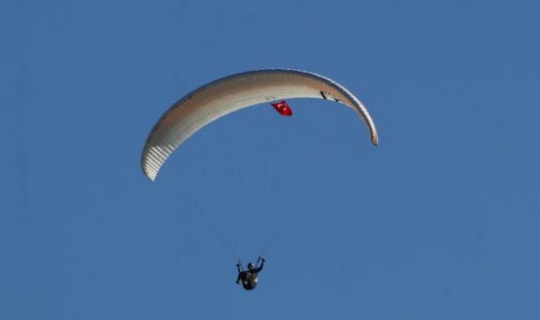 Yamaç paraşütçüleri gökyüzünde Türk bayrakları açtı