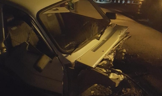 Hafif ticari araçla çarpışan otomobilin sürücüsü öldü