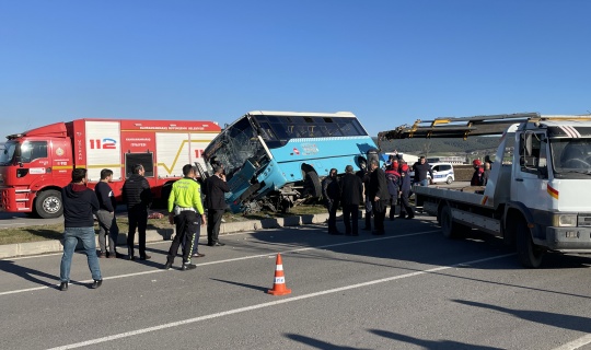 Halk Otobüsünün Devrilmesi Sonucu 12 Kişi Yaralandı