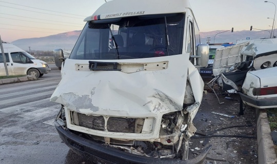 Minibüs İle Otomobilin Çarpıştığı Kazada 2 Kişi Öldü, 4 Kişi Yaralandı
