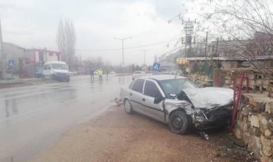 Minibüsle Otomobilin Çarpıştığı Kazada 3 Kişi Yaralandı
