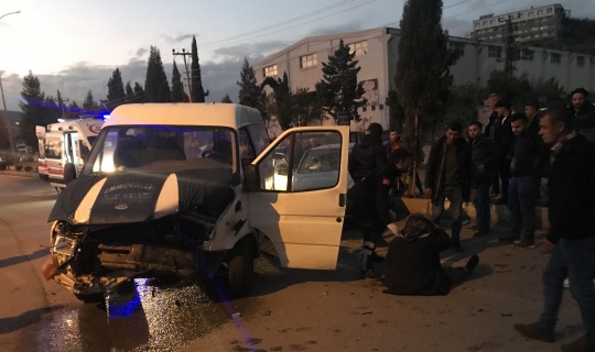 Minibüsle Otomobilin Çarpıştığı Kazada 4 Kişi Yaralandı