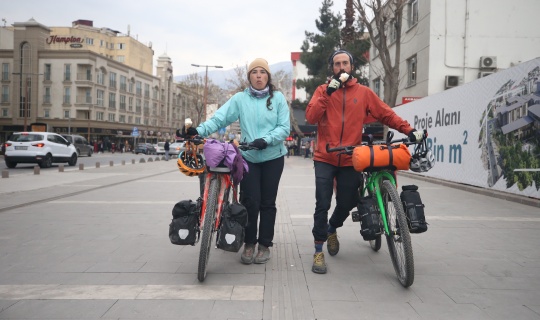 Bisikletle Tura Çıkan Şilili Çift Kahramanmaraş'ta Dondurma İçin Mola Verdi