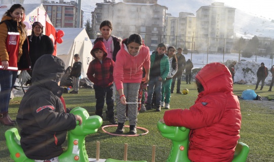 Çocuklar oyunlarla depremin izlerini silmeye çalışıyor