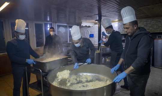 Cumhurbaşkanlığında Görevli Aşçılar, Depremzedeler İçin Yemek Pişiriyor