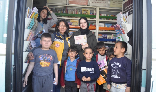 Depremzede Çocuklar Gezici Kütüphanede Moral Buluyor
