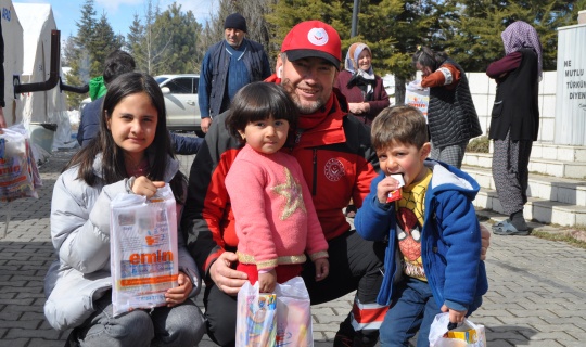Depremzede Çocuklara Oyuncak ve Kırtasiye Malzemesi Dağıtıldı
