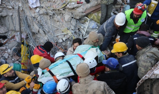 Elbistan'da 4 kişilik aile 84 saat sonra asansör kabininden kurtarıldı