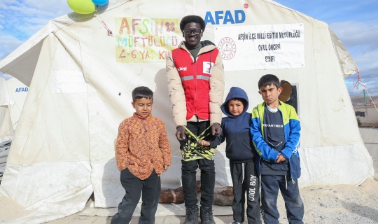 Afrikalı Gönüllü Gençler, Depremzede Çocuklara Oyun Arkadaşlığı Yapıyor