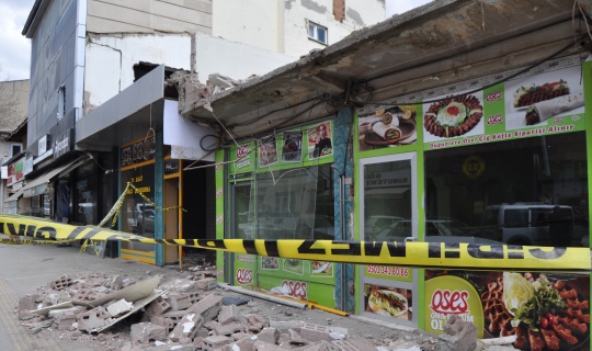 Afşin’de Deprem Sonrası Hasarlı Dükkanlar Kapanıyor