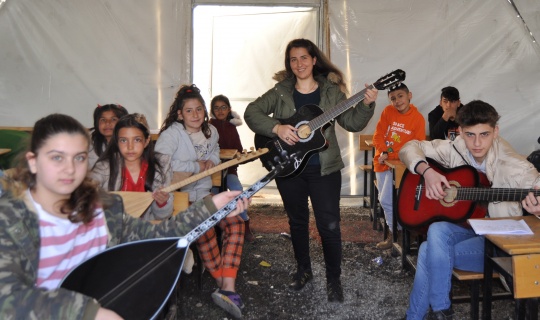 Çadır Kentte Kalan Çocuklar Gitar ve Bağlama Öğreniyor