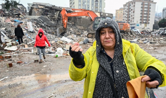 Ebrar Sitesi Enkazında Evinin Anahtarını Bulan Lütfiye Öğretmen Gözyaşı Döktü