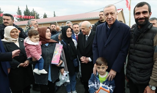 Erdoğan, Kahramanmaraş'ta AFAD Kocaeli Çarşısı'nı ziyaret etti