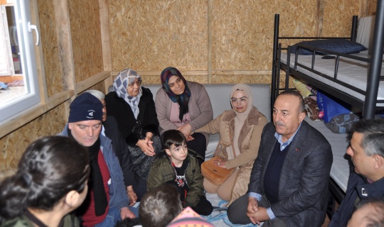 Mevlüt Çavuşoğlu, Afşin’de Depremzedeleri Ziyaret Etti