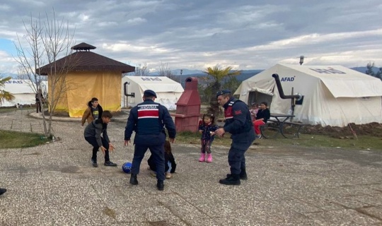 Sinop'tan Deprem Bölgesine Giden Mehmetçik Çocuklarla Maç Yaptı