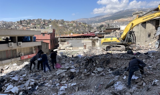 Kahramanmaraş'ta Depremzedeler Enkazda Eşyalarını Arıyor