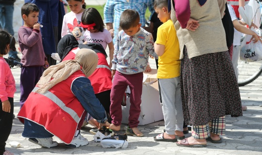 Türk Kızılay Depremzede Çocukları Bayramlıklarla Sevindiriyor