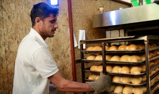 Depremde Fırını Ağır Hasar Alan Girişimci 4 Çalışanıyla Gönüllü Ekmek Üretiyor