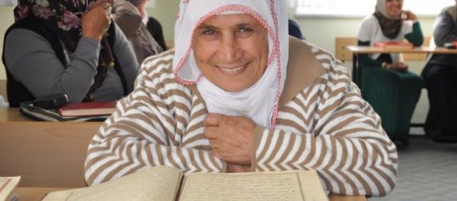  83 Yaşındaki Döndü Nine Kur'an Okumayı Öğreniyor