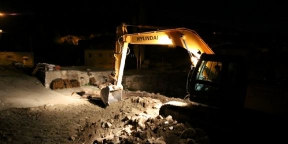 Afşin Belediyesi harabe yapıların yıkımına  devam ediyor