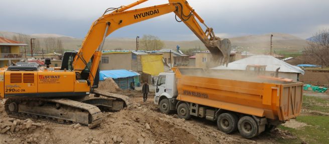  Afşin'de harabe yapılar yıkılıyor