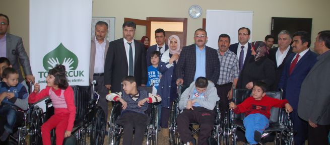  Afşin'de ihtiyaç sahibi engellilere, tekerlekli sandalye dağıtıldı