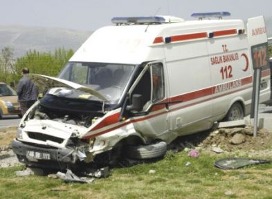 Ambulansla Otomobil Çarpıştı: 7 Yaralı