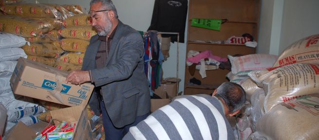 Ankara Büyükşehir Belediyesi'nden  Afşin’de Kalan Suriyeli Sığınmacılara 3 Tır Dolusu Yardım