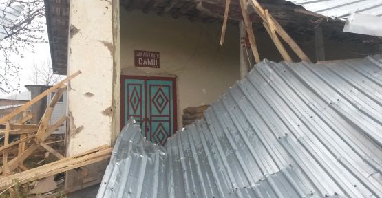 Evin çatısı caminin üzerine düştü