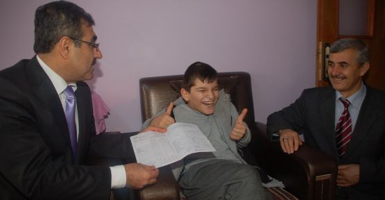 Fiziksel engelli Mehmet, karnesini evinde aldı 