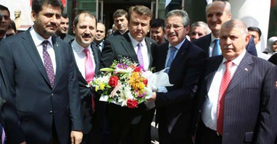 Halef ve Selef Başkanlar Birbirlerini Çiçekle Karşılayıp Çiçekle Uğurladı