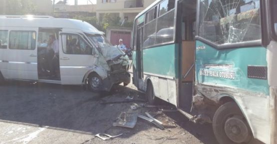Halk Otobüsü Öğrenci Servisiyle Çarpıştı: 10 Yaralı
